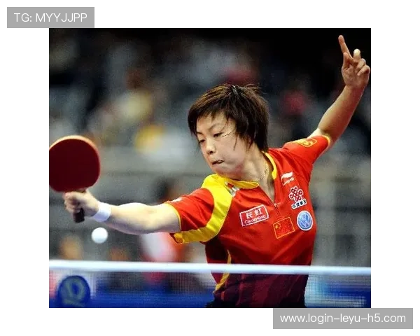 张怡宁打完比赛顺手把对手的球拍放进自己包里