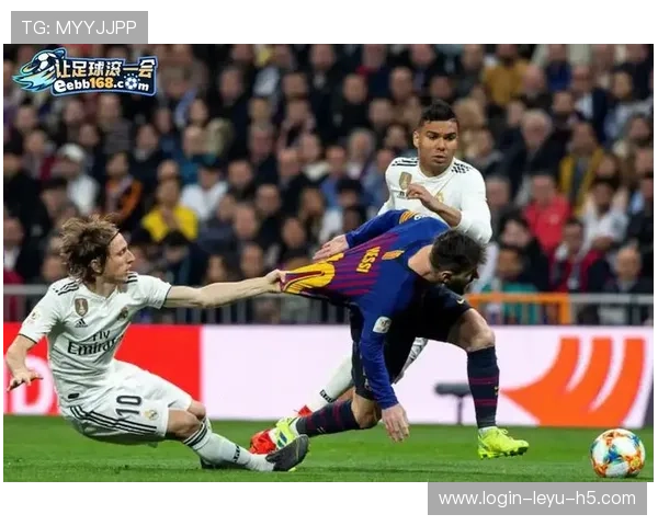 拉人犯规判定要点：构成非法牵扯的关键条件与合理接触界定