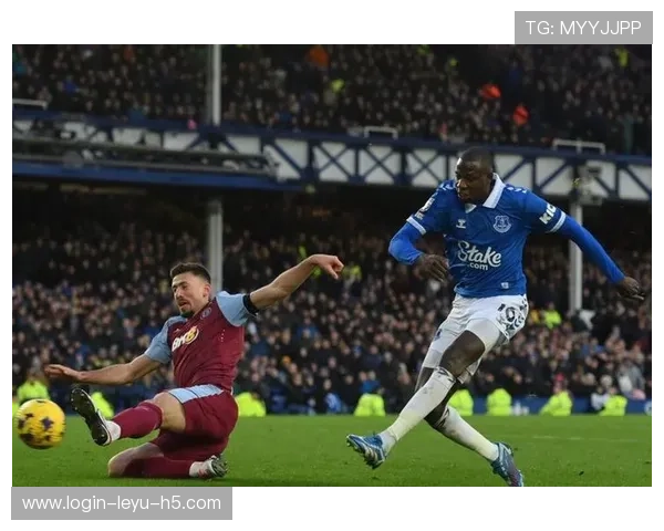 沃特金斯与菲尔米诺：双前锋体系中终结与串联角色对比分析